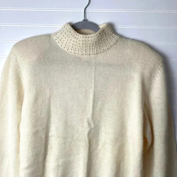 Hastings & Smith  NWT Cream Lambswool & Angora Blend Sweater soft size medium - Picture 2 of 10
